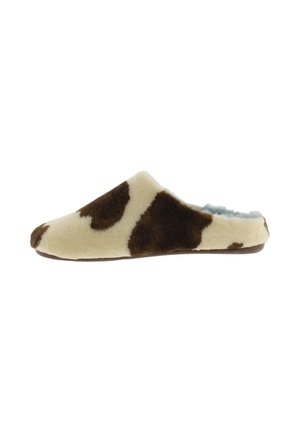 Pantofole morbide senza lacci con fantasia maculata marrone e crema e interno azzurro chiaro peloso, viste di profilo.