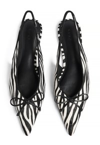 Czółenka typu slingback w czarno-białym wzorze w zebry, z akcentem w postaci kokardki oraz eleganckim, gładkim skórzanym wnętrzem.