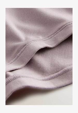 Šviesiai purpurinė medžiaga su lygiu tekstūru ir matomais siuvimo detalėmis, sulankstyta, kad būtų parodytos kreivės ir kraštai, pabrėžiant minkštumą ir lankstumą.