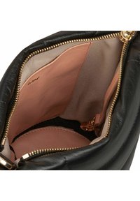 Borsa a mano nera in pelle con cerniera dorata, caratterizzata da una fodera interna beige e una piccola tasca con cerniera. Texture liscia e forma arrotondata.