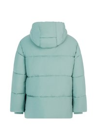 Chaqueta inflable verde menta con capucha, con secciones acolchadas horizontales, puños acanalados y una textura suave y brillante.