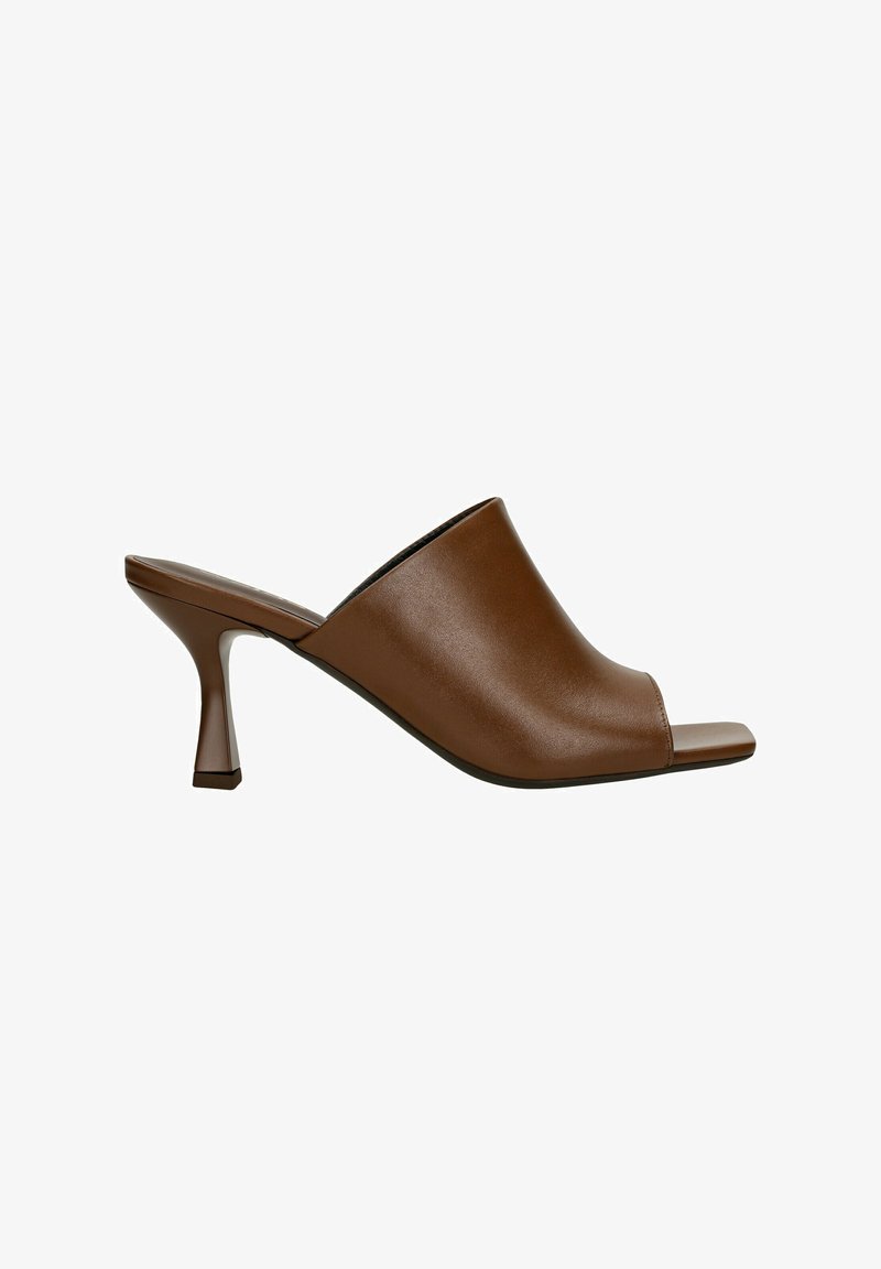 Mule open-toe in finta pelle marrone con tacco affusolato, caratterizzati da una finitura liscia e un design minimalista.