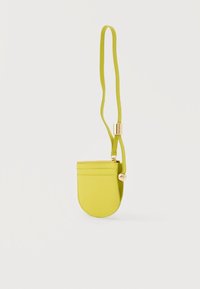 Petite pochette bandoulière vert citron avec emplacements pour cartes à l'avant, fermeture éclair dorée, et sangle réglable sur fond blanc.