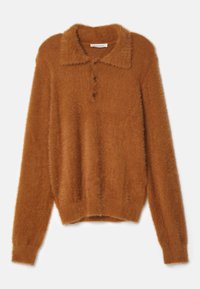 Pull brun doux et duveteux à manches longues avec col et patte de boutonnage à trois boutons, poignets et ourlet côtelés, étalé à plat sur fond blanc.