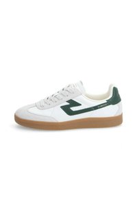 Weißer Sportschuh mit grünen Akzenten, aus Wildleder und synthetischem Material, mit Gummisohle, runder Zehenform und Schnürdesign. Auffälliges Logo-Detail an der Seite.