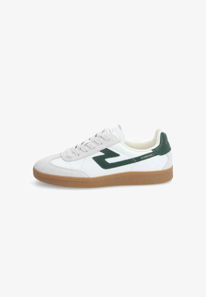 Weißer Sportschuh mit grünen Akzenten, aus Wildleder und synthetischem Material, mit Gummisohle, runder Zehenform und Schnürdesign. Auffälliges Logo-Detail an der Seite.