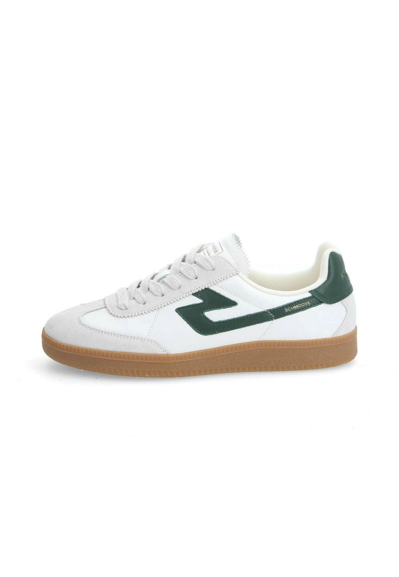 Weißer Sportschuh mit grünen Akzenten, aus Wildleder und synthetischem Material, mit Gummisohle, runder Zehenform und Schnürdesign. Auffälliges Logo-Detail an der Seite.
