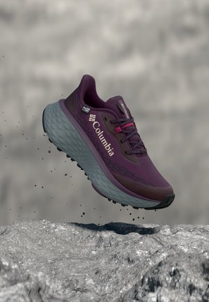Columbia, KONOS TRILLIUM ATR - Hiking shoes - black cherry/wine berry
