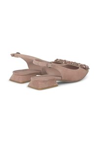 Chaussures slingback en suede rose avec un petit talon carré et un détail de chaîne décoratif sur le devant. Elles disposent d'une bride de cheville réglable.