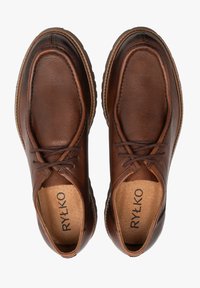 Brązowe skórzane buty z okrągłym noskiem, wiązanym stylem, teksturowaną powierzchnią oraz jasnobrązowym wnętrzem z perforowaną wkładką. Widoczne logo RYLKO.