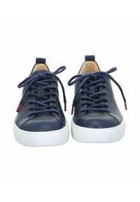 Marineblaue Ledersneaker mit weißen Gummisohlen, runder Spitze, flachen Schnürsenkeln und roten Akzenten in der Nähe der Ösen.