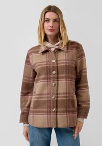 Brązowa i beżowa kraciasta wełniana kurtka z kołnierzem, zapinana z przodu na guziki, z dwoma bocznymi kieszeniami. Charakteryzuje się subtelnymi różowymi paskami i fakturowanym materiałem.
