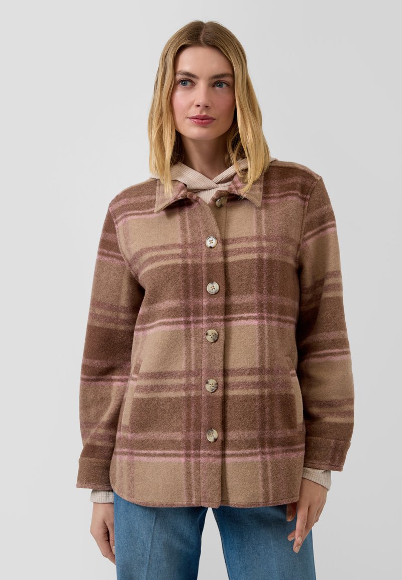 Brązowa i beżowa kraciasta wełniana kurtka z kołnierzem, zapinana z przodu na guziki, z dwoma bocznymi kieszeniami. Charakteryzuje się subtelnymi różowymi paskami i fakturowanym materiałem.