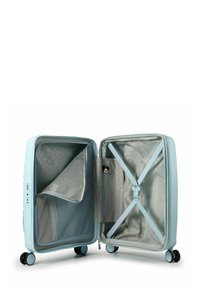 Valise bleu clair avec une finition texturée, dotée d'un intérieur gris, d'une poche en filet et de sangles élastiques croisées pour un rangement sécurisé.