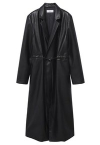 Long manteau noir en cuir synthétique avec col à revers, manches longues et une fine ceinture nouée à la taille, présenté sur fond blanc.