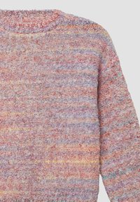 Sweter wykonany z fakturowanej dzianiny w paski w odcieniach pastelowego różu, lawendy i żółtego, z okrągłym dekoltem i długimi rękawami.