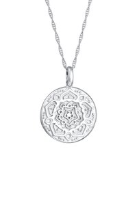 Sølvvedhængs halskæde med et rundt, præget mandala design med indviklede mønstre og detaljer; fastgjort til en snoet kæde.