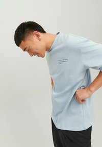 Jack & Jones JPRBLAKAM SUMMER BRANDING  SS O-NECK - Nyomott mintás póló - cashmere blue