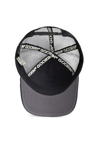 Gorra de béisbol de malla negra con visera gris. Presenta un patrón de cruces con la marca "GOORIN'" y una etiqueta en el lateral. Paneles texturizados y ajuste ajustable.