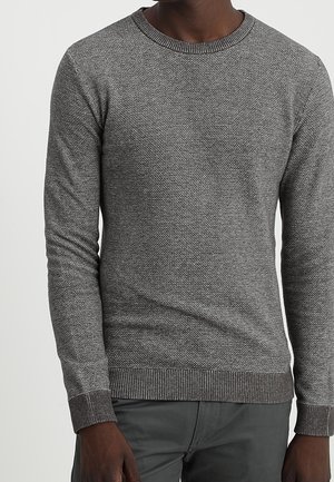 Grauer strukturierter Strickpullover mit langen Ärmeln, geripptem Halsausschnitt und Bündchen, der eine lässige Passform und ein minimalistisches Design aufweist.