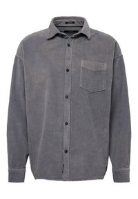 Chemise à manches longues en velours côtelé gris avec boutons sur le devant, une poche poitrine, un col, et une texture côtelée, étiquetée "Regular" fit.