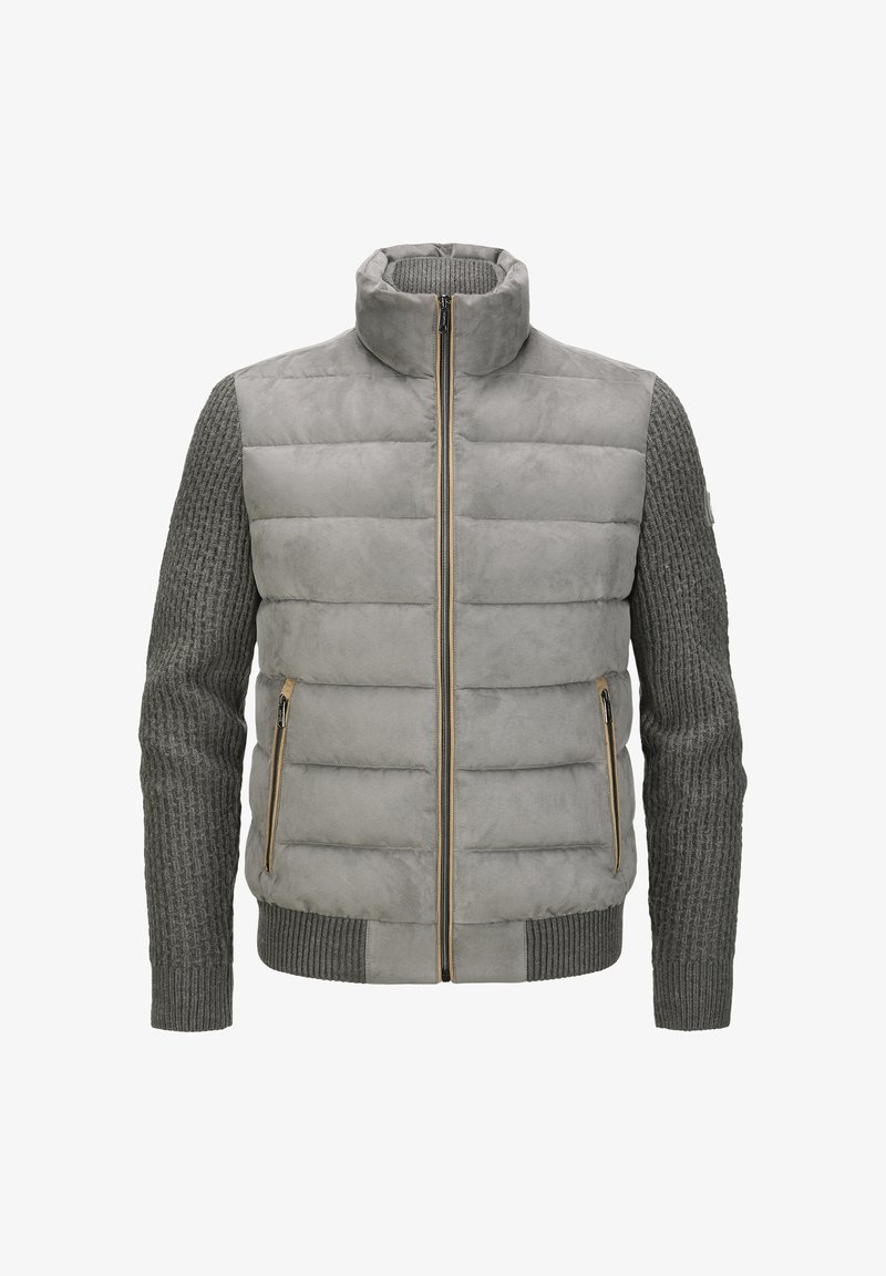 Gepolsterte graue Jacke mit gestepptem Vorderteil, grauen Rippstrickärmeln, hohem Kragen und goldenen Reißverschlussakzenten. Zwei seitliche Taschen sind enthalten.