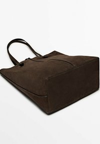 Sac fourre-tout en daim marron avec deux poignées, une base rectangulaire plate et un design simple. Il présente une texture lisse sans éléments métalliques visibles.