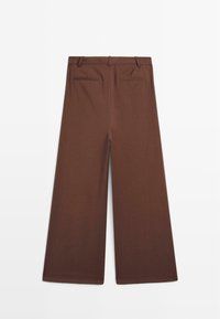 Braune weite Hosen mit glatter Struktur, ausgestattet mit zwei hinteren Taschen und einem flachen Bund. Gerader Schnitt ohne sichtbare Verschlüsse.