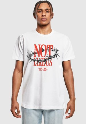 Hvid bomulds T-shirt med rød tekst "IKKE SOM OS" og "DREJ IKKE MIN STEMNING," samt et grafisk sort, spidst krone motiv. Casual pasform, korte ærmer.