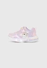 Baskets pour enfants violettes et roses avec paillettes et un motif de licorne. Dotées d'une fermeture à scratch, d'un bout arrondi et d'une semelle lumineuse.