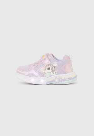 Zapatillas infantiles moradas y rosas con purpurina y un dibujo de unicornio. Cuenta con una correa de velcro, punta redondeada y suela luminosa.