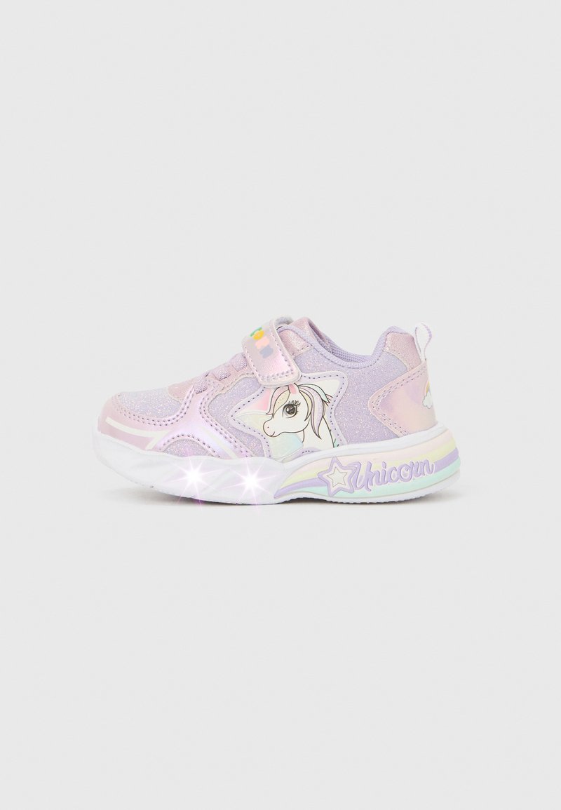 Baskets pour enfants violettes et roses avec paillettes et un motif de licorne. Dotées d'une fermeture à scratch, d'un bout arrondi et d'une semelle lumineuse.