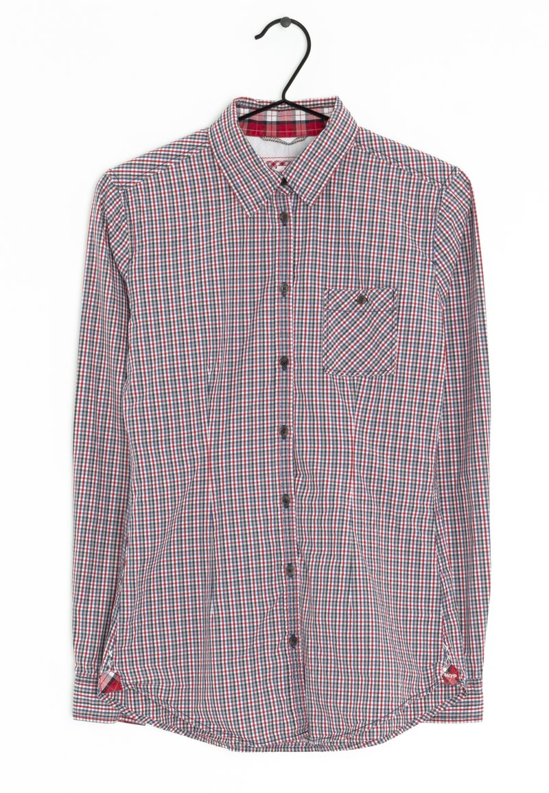 Chemise à manches longues à carreaux rouge, bleu et blanc avec un col boutonné, une poche avant, et un col et des poignets intérieurs contrastés.