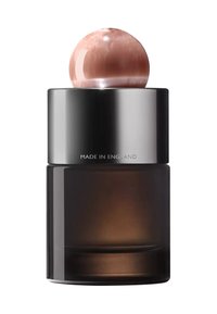 Schwarze zylindrische Parfümflasche mit einem durchsichtigen Boden, gekrönt von einer glatten pinken Kugel. Verfügt über einen Metallkragen mit der Gravur "MADE IN ENGLAND".