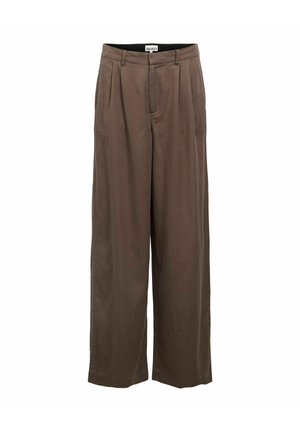 Pantalon marron taille haute à jambes larges avec passants pour ceinture, plis devant, et fermeture avant dissimulée, étiquette "OBJECT" à l'intérieur de la ceinture.