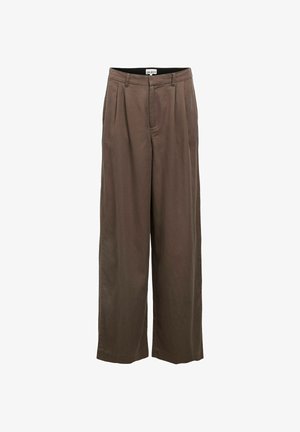 Pantalon marron taille haute à jambes larges avec passants pour ceinture, plis devant, et fermeture avant dissimulée, étiquette "OBJECT" à l'intérieur de la ceinture.