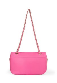 Borsa a tracolla in pelle rosa con tracolla in catena dorata, forma rettangolare, texture liscia e sottili accenti laterali.