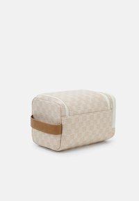 Rechteckige Kosmetiktasche aus hellbeigem Stoff mit einem gemusterten Design. Verfügt über einen braunen Ledergriff und einen Reißverschlussverschluss.