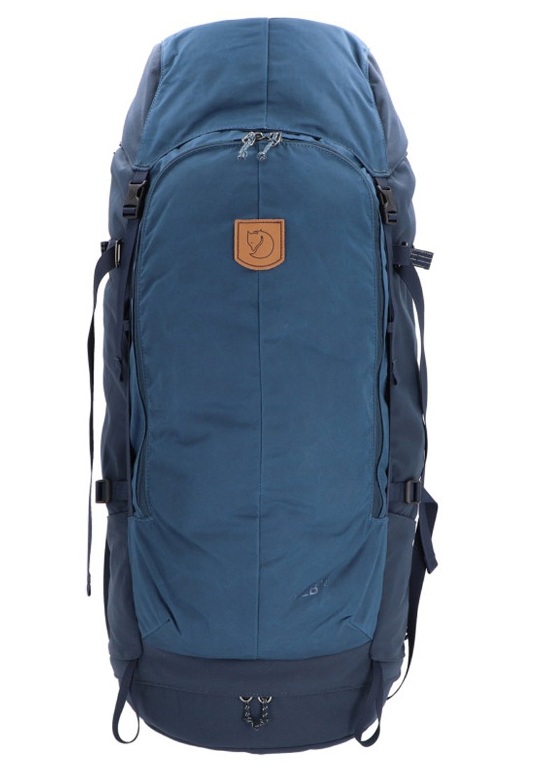 Granatowy plecak z dużą komorą główną, skórzaną naszywką z logo, regulowanymi paskami i wzmocnionym dnem. Posiada zamki błyskawiczne oraz boczne kieszenie.