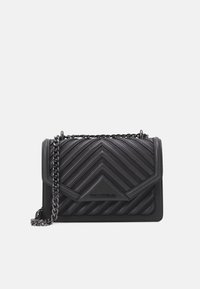 Borsa a tracolla in pelle nera con motivo a zig zag, dotata di tracolla a catena e chiusura a pattina. Texture liscia con dettaglio del logo.