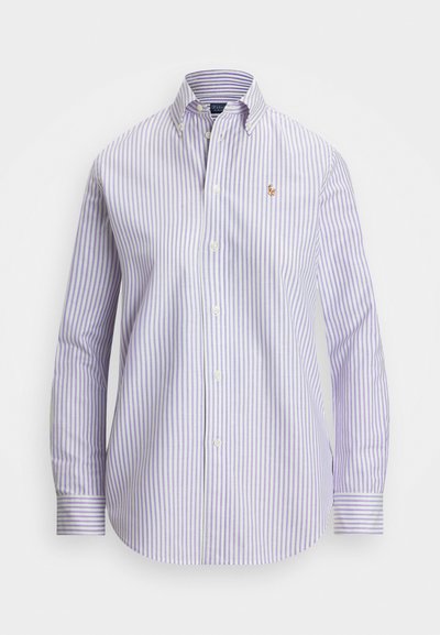Camisa de botão com padrão de riscas em roxo claro e branco, com colarinho clássico, mangas longas e um pequeno logótipo no peito.