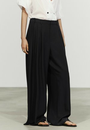 Massimo Dutti, FLOWING PLEATED PANTS WITH BUTTON DETAIL - Bukser - black
