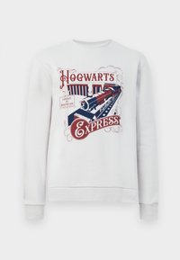 Hvit hettegenser med grafisk trykk av et rødt damptog med teksten "Hogwarts Express" og dekorative detaljer i blått og rødt.