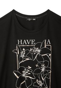 T-shirt nera con colletto rotondo. Presenta un motivo grafico floreale in bianco e argento metallizzato con la scritta "HAVE A". Tag della taglia indica S/M.