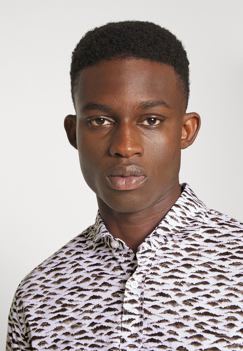 BOSS - Camisa - natural/crema -