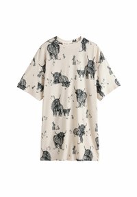 Camiseta de algodón beige de manga corta con un patrón ilustrado en negro de ganado de las Tierras Altas y conejos en una escena de hierba.