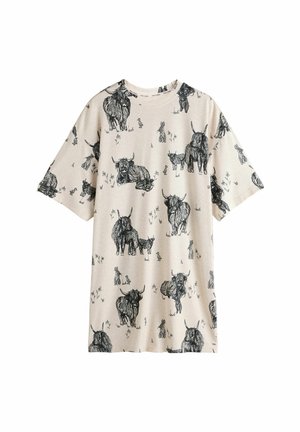 Beiges Baumwoll-T-Shirt mit kurzen Ärmeln, das ein schwarzes, illustriertes Muster von Highland-Rindern und Kaninchen in einer grasbewachsenen Szene zeigt.