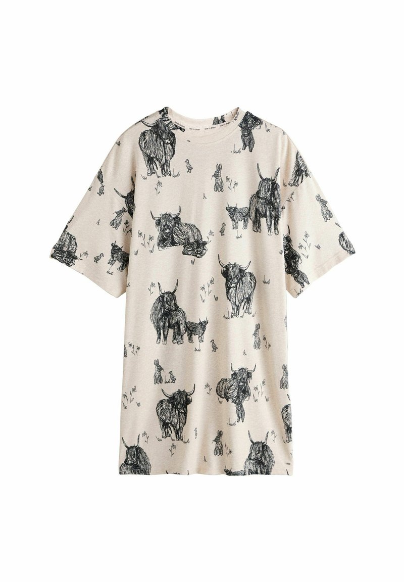 Camiseta de algodón beige de manga corta con un patrón ilustrado en negro de ganado de las Tierras Altas y conejos en una escena de hierba.