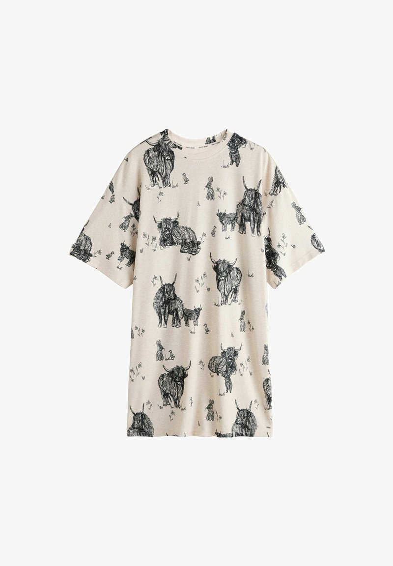 Camiseta de algodón beige de manga corta con un patrón ilustrado en negro de ganado de las Tierras Altas y conejos en una escena de hierba.