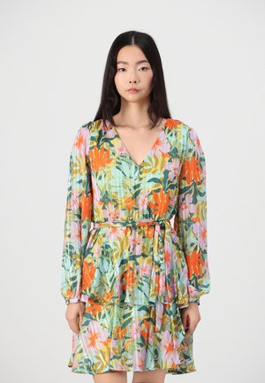 Robe à motifs floraux avec décolleté en V, manches longues et taille ceinturée. Les couleurs incluent le vert, l'orange, le rose et le bleu clair. Tissu fluide.